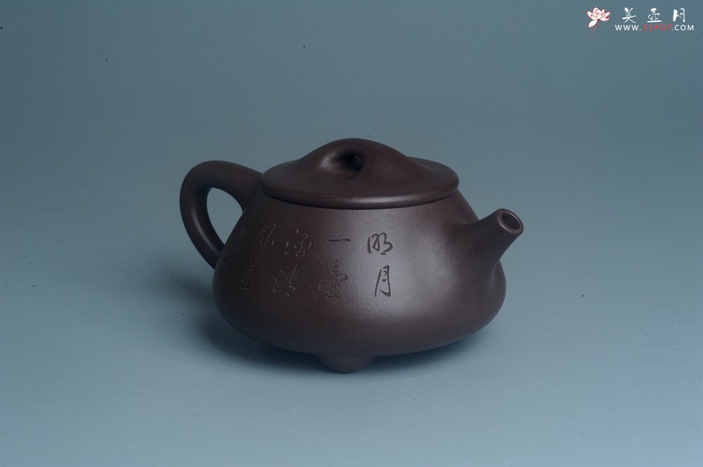 紫砂壶图片：实力派工艺师周斌 优质底槽青全手工精工 满瓢壶 张听钢装饰人物 明月一壶酒 清风万卷书 - 宜兴紫砂壶网