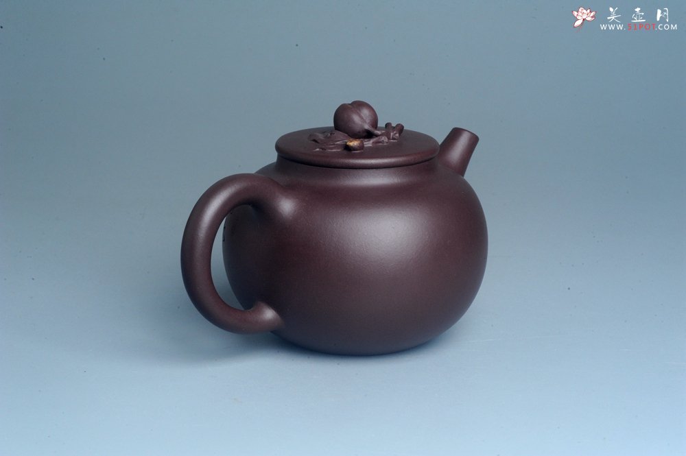 紫砂壶图片：实力派工艺师周斌 优质底槽清全手工精工 原创寿桃壶 陶兴双刀装饰 福如东海长流水 寿比南山不老松 特 - 宜兴紫砂壶网