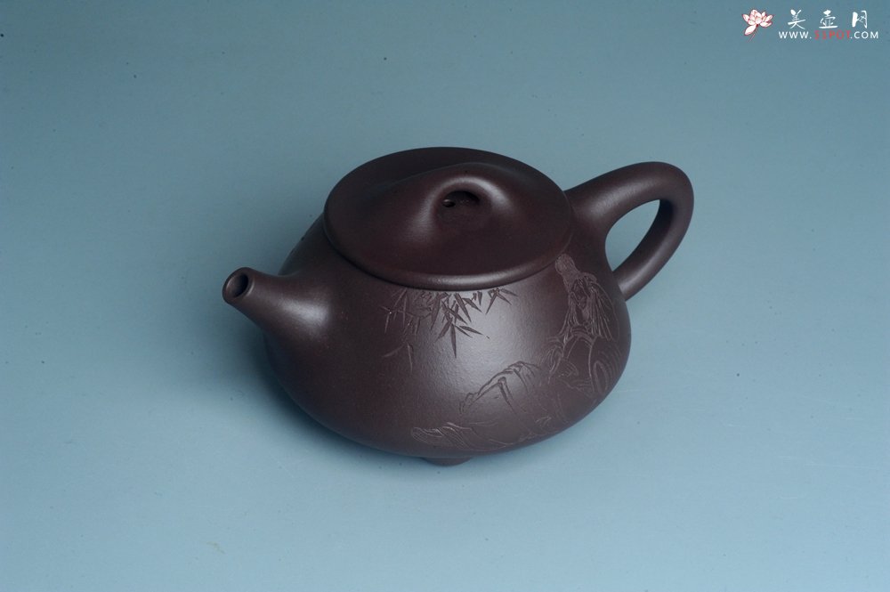 紫砂壶图片：实力派工艺师周斌 优质底槽青全手工精工 满瓢壶 张听钢装饰人物 明月一壶酒 清风万卷书 - 宜兴紫砂壶网