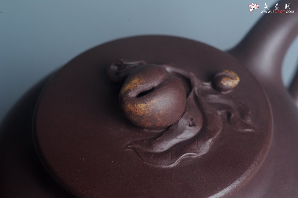 紫砂壶图片：实力派工艺师周斌 优质底槽清全手工精工 原创寿桃壶 陶兴双刀装饰 福如东海长流水 寿比南山不老松 特 - 宜兴紫砂壶网