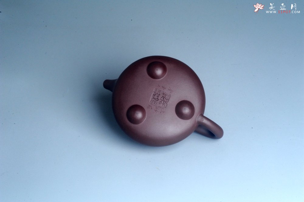 紫砂壶图片：实力派工艺师周斌 优质底槽青全手工精工 满瓢壶 张听钢装饰山水 好山一窗足 佳景四时宜 - 宜兴紫砂壶网