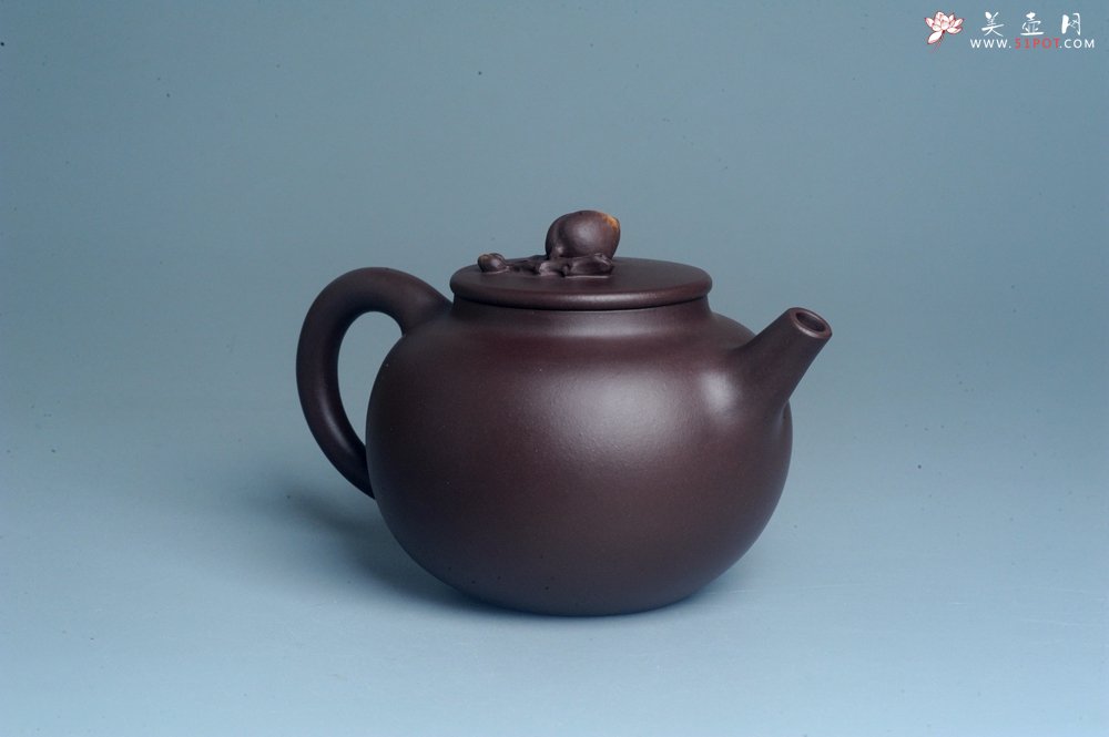 紫砂壶图片：实力派工艺师周斌 优质底槽清全手工精工 原创寿桃壶 陶兴双刀装饰 福如东海长流水 寿比南山不老松 特 - 宜兴紫砂壶网