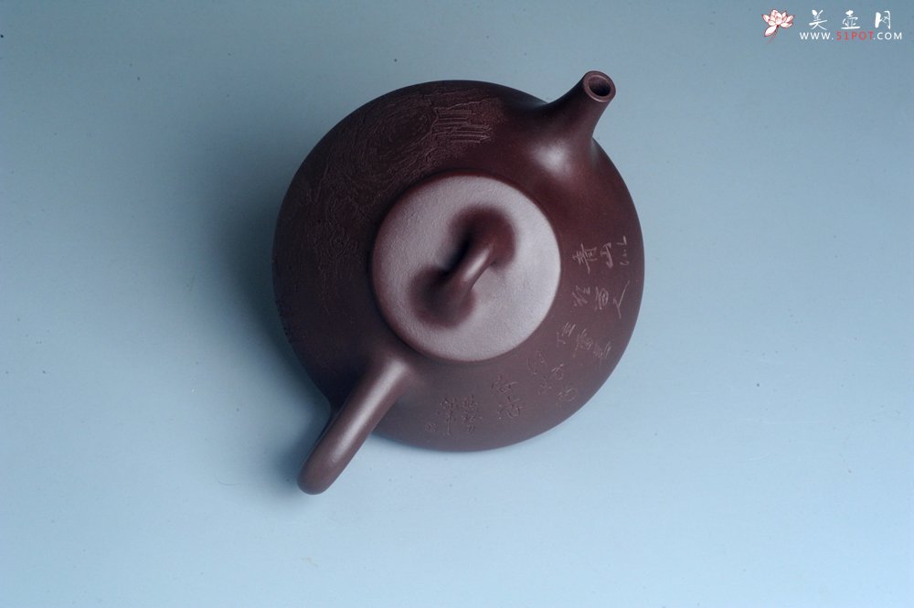 紫砂壶图片：实力派助工周斌 优质底槽青全手工精工 子冶石瓢壶 张听钢精刻山水 青山似欲留人住  香茗何妨为客尝 - 宜兴紫砂壶网