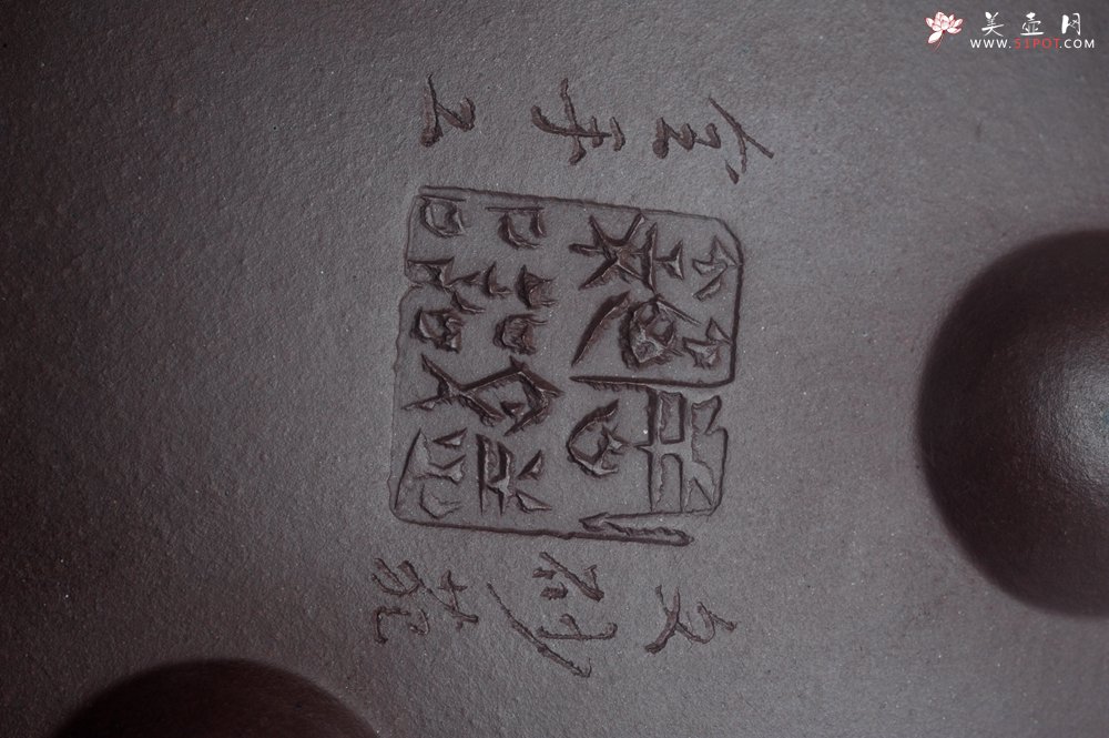 紫砂壶图片：实力派工艺师周斌 优质底槽青全手工精工 满瓢壶 张听钢装饰人物 明月一壶酒 清风万卷书 - 宜兴紫砂壶网