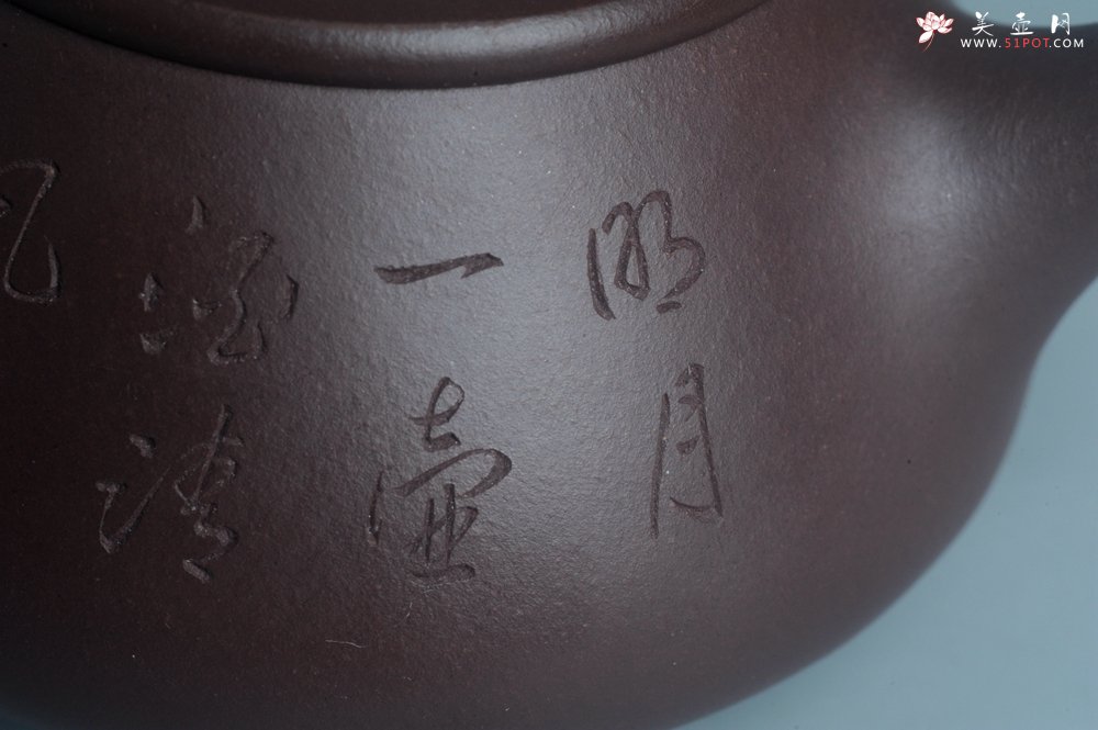 紫砂壶图片：实力派工艺师周斌 优质底槽青全手工精工 满瓢壶 张听钢装饰人物 明月一壶酒 清风万卷书 - 宜兴紫砂壶网