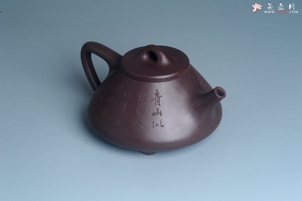 紫砂壶图片：实力派助工周斌 优质底槽青全手工精工 子冶石瓢壶 张听钢精刻山水 青山似欲留人住  香茗何妨为客尝 - 宜兴紫砂壶网