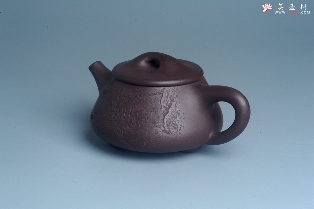 紫砂壶图片：实力派工艺师周斌 优质底槽青全手工精工 满瓢壶 张听钢装饰山水 好山一窗足 佳景四时宜 - 宜兴紫砂壶网