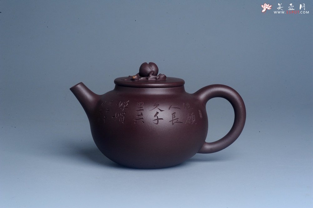 紫砂壶图片：实力派助工周斌 优质底槽清全手工精工 原创寿桃壶  陶兴双刀装饰 特文气 但愿人长久千里共婵娟 - 宜兴紫砂壶网