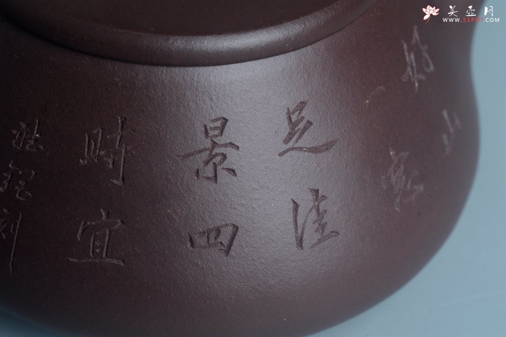 紫砂壶图片：实力派工艺师周斌 优质底槽青全手工精工 满瓢壶 张听钢装饰山水 好山一窗足 佳景四时宜 - 宜兴紫砂壶网