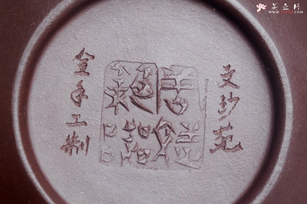 紫砂壶图片：实力派工艺师周斌 优质底槽清全手工精工 原创寿桃壶 陶兴双刀装饰 福如东海长流水 寿比南山不老松 特 - 宜兴紫砂壶网