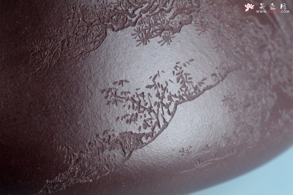 紫砂壶图片：实力派工艺师周斌 优质底槽青全手工精工 满瓢壶 张听钢装饰山水 好山一窗足 佳景四时宜 - 宜兴紫砂壶网