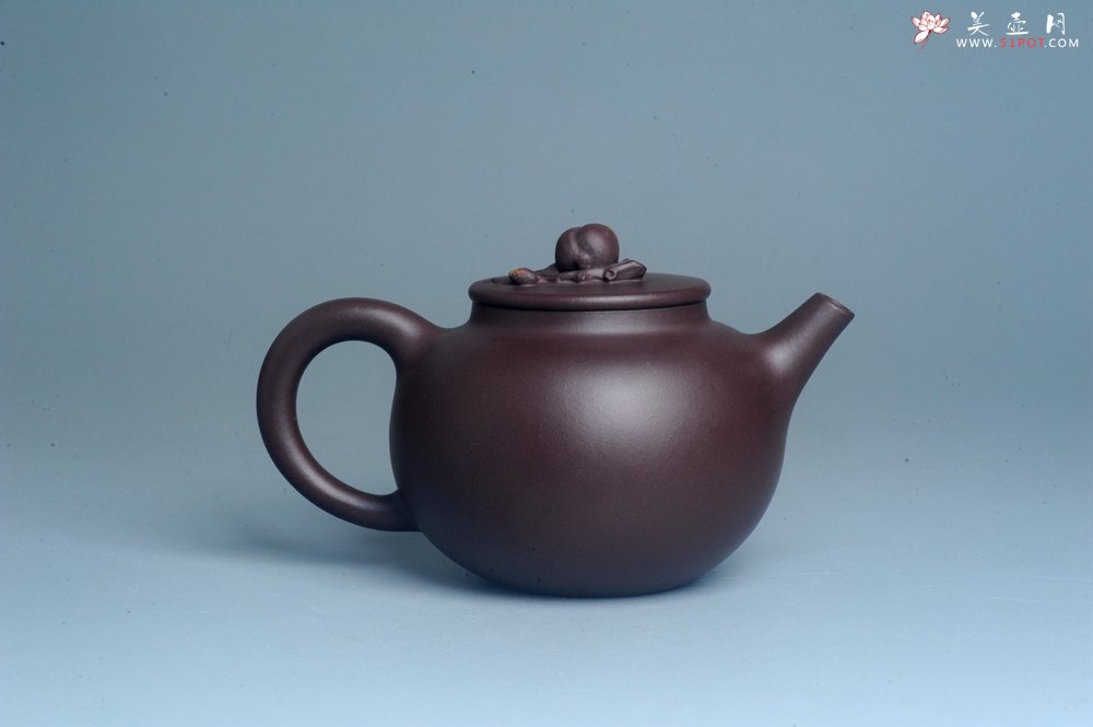 紫砂壶图片：实力派工艺师周斌 优质底槽清全手工精工 原创寿桃壶 陶兴双刀装饰 福如东海长流水 寿比南山不老松 特 - 宜兴紫砂壶网