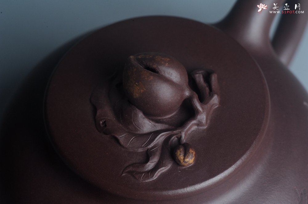 紫砂壶图片：实力派助工周斌 优质底槽清全手工精工 原创寿桃壶  陶兴双刀装饰 特文气 但愿人长久千里共婵娟 - 宜兴紫砂壶网