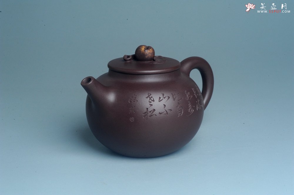 紫砂壶图片：实力派工艺师周斌 优质底槽清全手工精工 原创寿桃壶 陶兴双刀装饰 福如东海长流水 寿比南山不老松 特 - 宜兴紫砂壶网