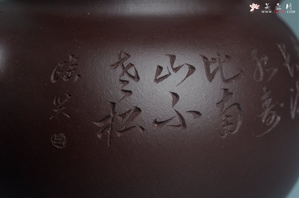 紫砂壶图片：实力派工艺师周斌 优质底槽清全手工精工 原创寿桃壶 陶兴双刀装饰 福如东海长流水 寿比南山不老松 特 - 宜兴紫砂壶网