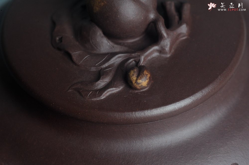 紫砂壶图片：实力派助工周斌 优质底槽清全手工精工 原创寿桃壶  陶兴双刀装饰 特文气 但愿人长久千里共婵娟 - 宜兴紫砂壶网