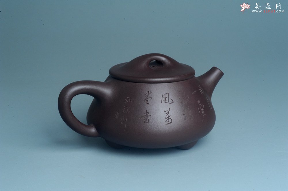 紫砂壶图片：实力派工艺师周斌 优质底槽青全手工精工 满瓢壶 张听钢装饰人物 明月一壶酒 清风万卷书 - 宜兴紫砂壶网