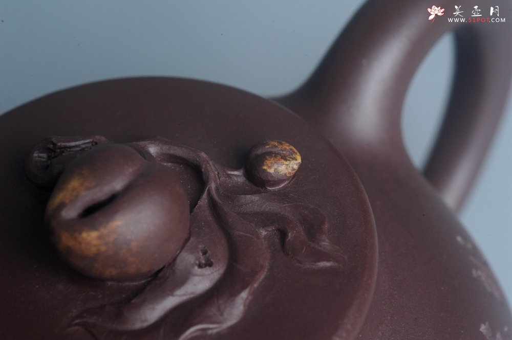 紫砂壶图片：实力派工艺师周斌 优质底槽清全手工精工 原创寿桃壶 陶兴双刀装饰 福如东海长流水 寿比南山不老松 特 - 宜兴紫砂壶网