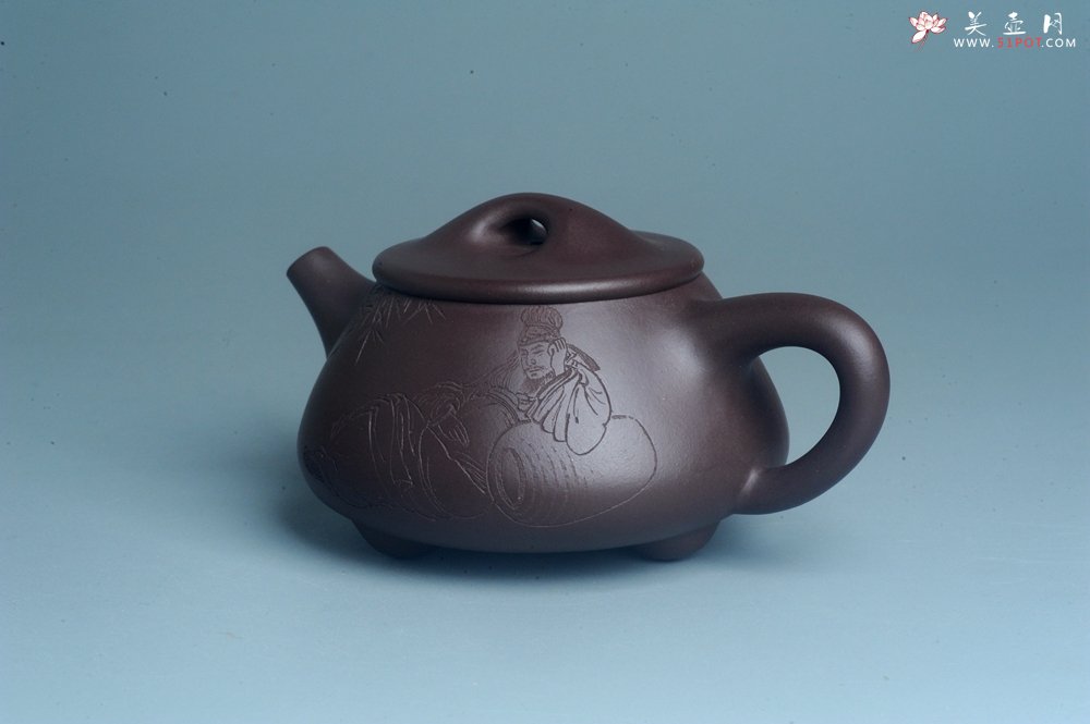 紫砂壶图片：实力派工艺师周斌 优质底槽青全手工精工 满瓢壶 张听钢装饰人物 明月一壶酒 清风万卷书 - 宜兴紫砂壶网