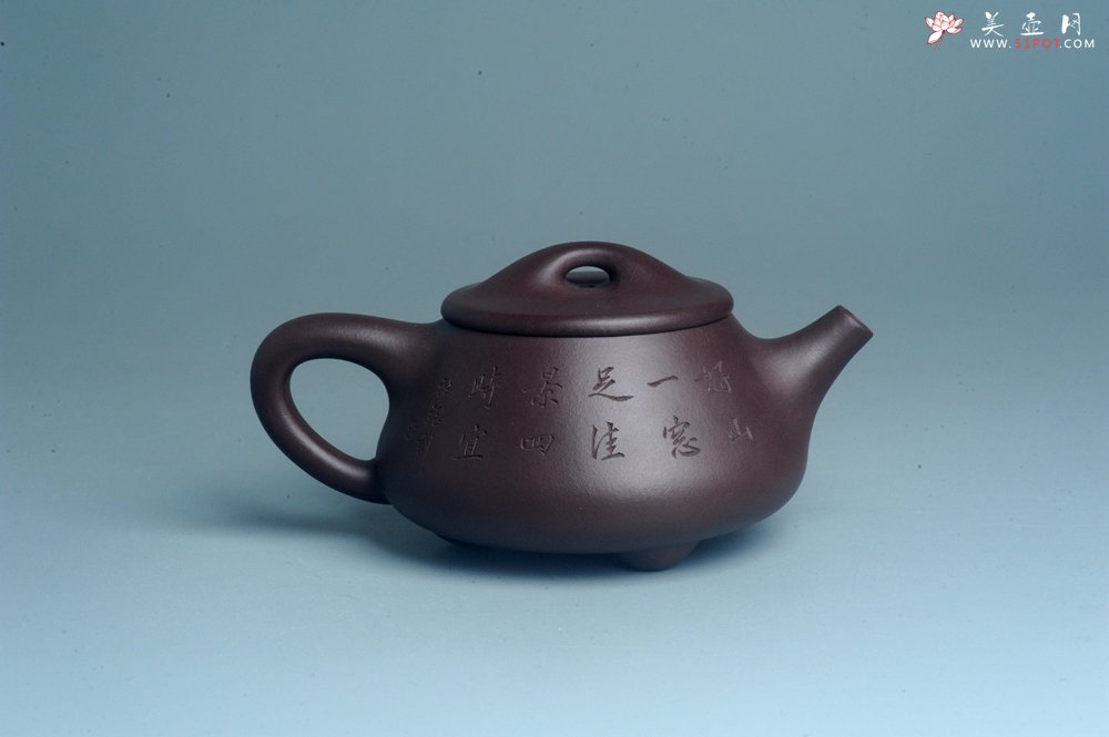 紫砂壶图片：实力派工艺师周斌 优质底槽青全手工精工 满瓢壶 张听钢装饰山水 好山一窗足 佳景四时宜 - 宜兴紫砂壶网
