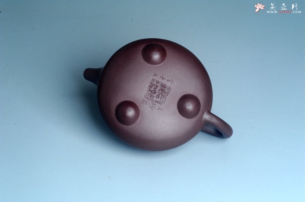 紫砂壶图片：实力派工艺师周斌 优质底槽青全手工精工 满瓢壶 张听钢装饰人物 明月一壶酒 清风万卷书 - 宜兴紫砂壶网