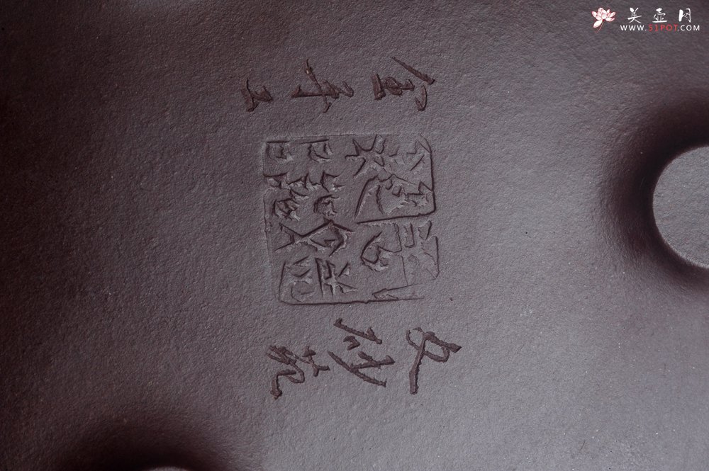 紫砂壶图片：实力派助工周斌 优质底槽青全手工精工 子冶石瓢壶 张听钢精刻山水 青山似欲留人住  香茗何妨为客尝 - 宜兴紫砂壶网