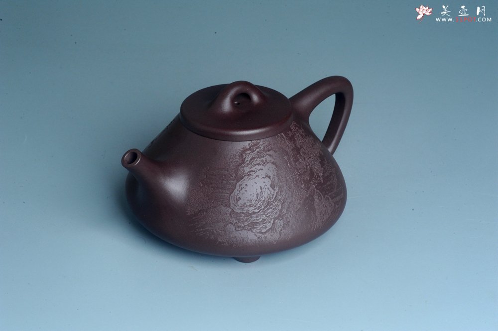 紫砂壶图片：实力派助工周斌 优质底槽青全手工精工 子冶石瓢壶 张听钢精刻山水 青山似欲留人住  香茗何妨为客尝 - 宜兴紫砂壶网