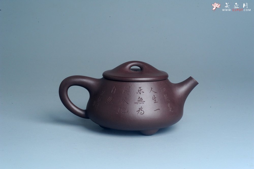 紫砂壶图片：实力派工艺师周斌 优质底槽青全手工精工 满瓢壶 张听钢装饰山水  知足是人生一乐 无为得天地自然 - 宜兴紫砂壶网