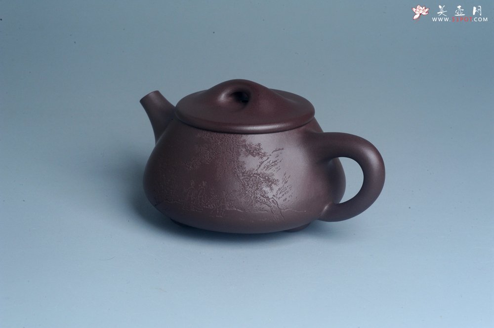 紫砂壶图片：实力派工艺师周斌 优质底槽青全手工精工 满瓢壶 张听钢装饰山水  知足是人生一乐 无为得天地自然 - 宜兴紫砂壶网