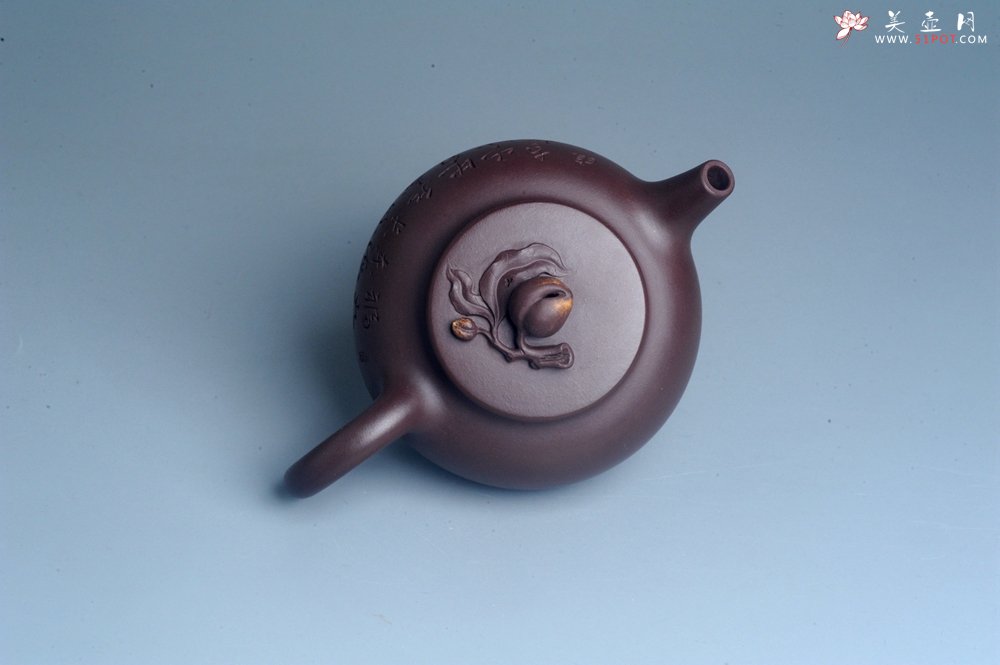紫砂壶图片：实力派工艺师周斌 优质底槽清全手工精工 原创寿桃壶 陶兴双刀装饰 福如东海长流水 寿比南山不老松 特 - 宜兴紫砂壶网