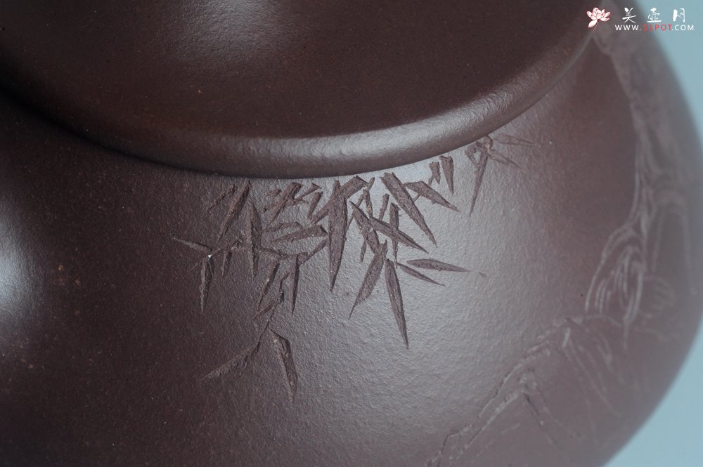 紫砂壶图片：实力派工艺师周斌 优质底槽青全手工精工 满瓢壶 张听钢装饰人物 明月一壶酒 清风万卷书 - 宜兴紫砂壶网