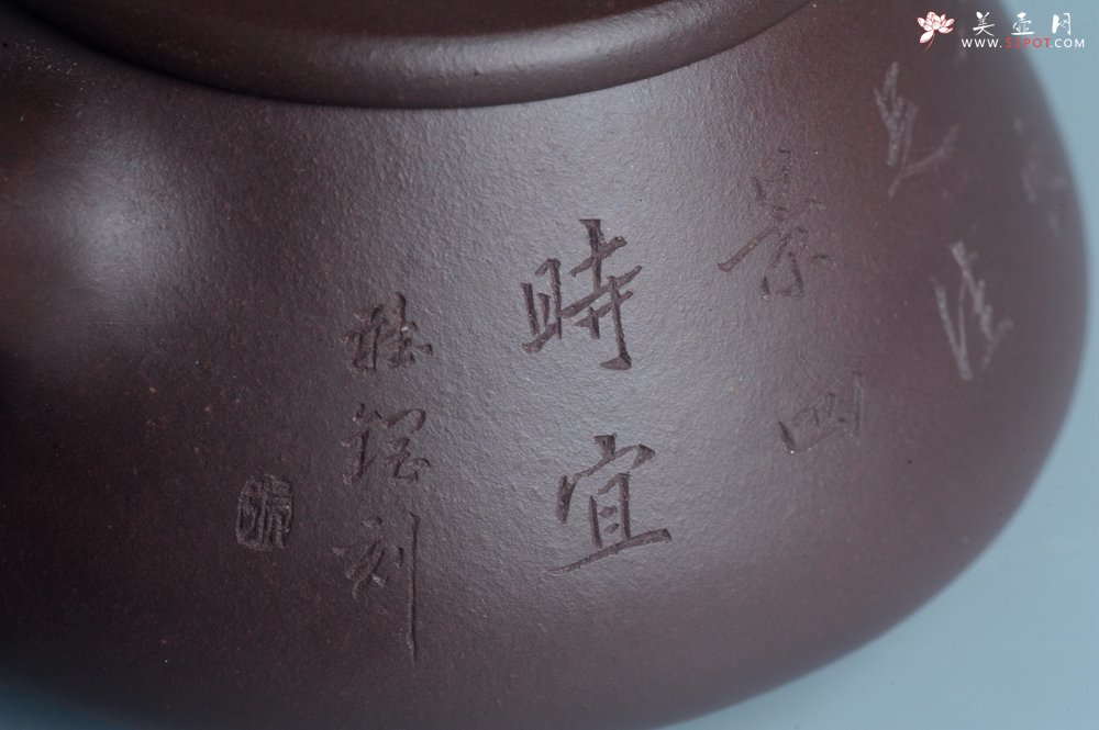 紫砂壶图片：实力派工艺师周斌 优质底槽青全手工精工 满瓢壶 张听钢装饰山水 好山一窗足 佳景四时宜 - 宜兴紫砂壶网