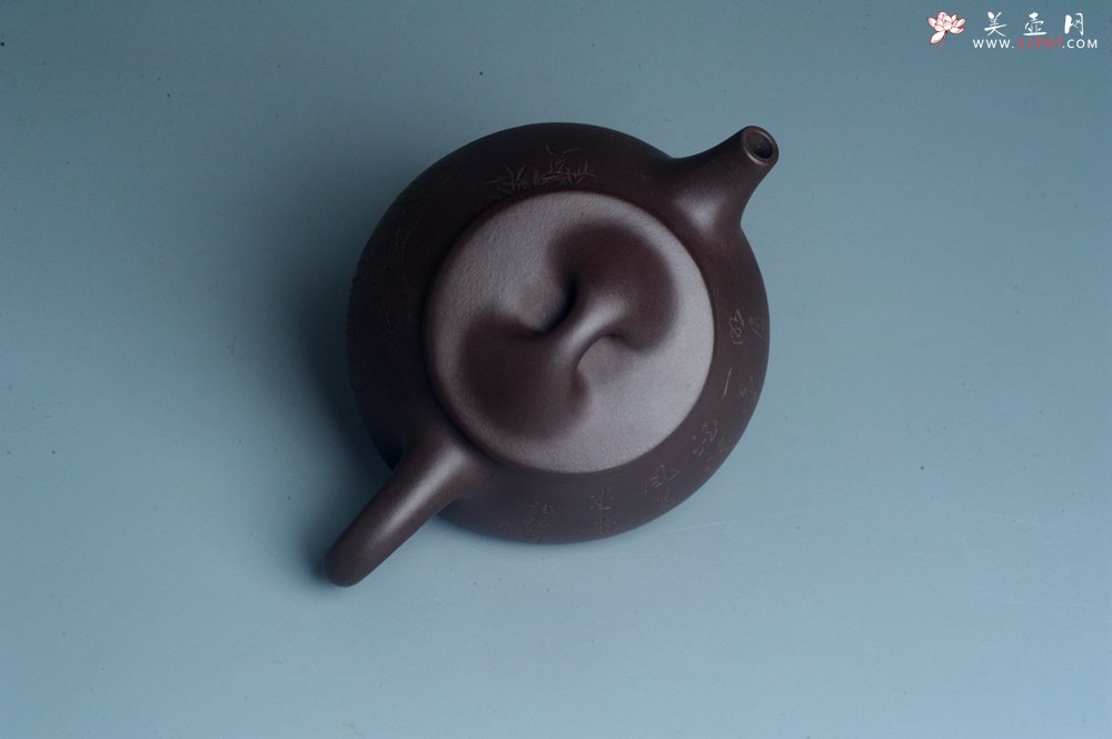 紫砂壶图片：实力派工艺师周斌 优质底槽青全手工精工 满瓢壶 张听钢装饰人物 明月一壶酒 清风万卷书 - 宜兴紫砂壶网