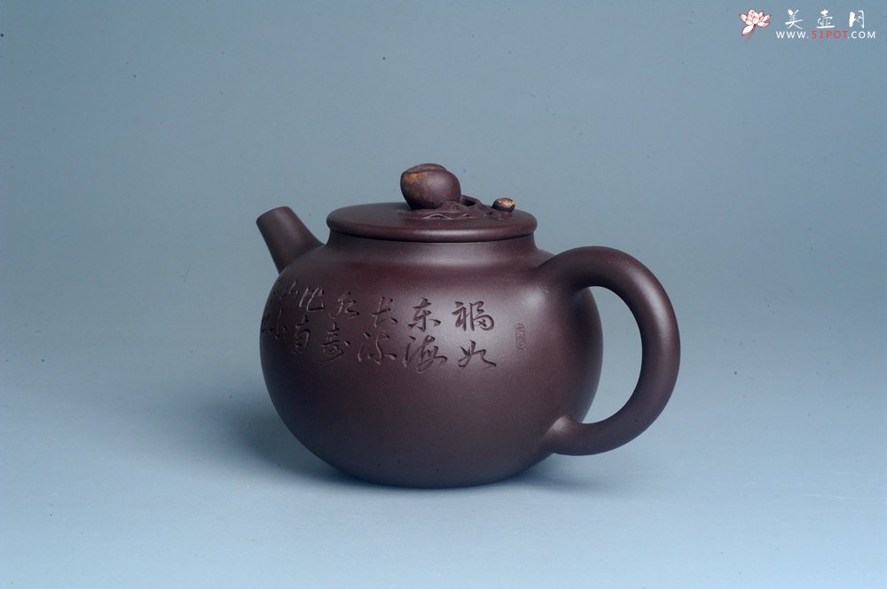 紫砂壶图片：实力派工艺师周斌 优质底槽清全手工精工 原创寿桃壶 陶兴双刀装饰 福如东海长流水 寿比南山不老松 特 - 宜兴紫砂壶网