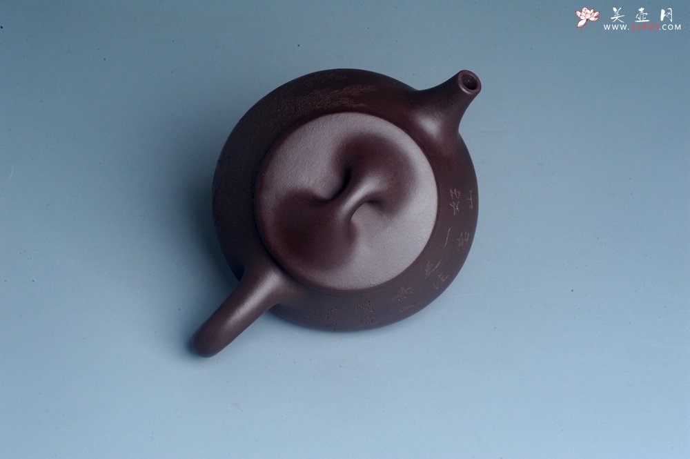 紫砂壶图片：实力派工艺师周斌 优质底槽青全手工精工 满瓢壶 张听钢装饰山水 好山一窗足 佳景四时宜 - 宜兴紫砂壶网