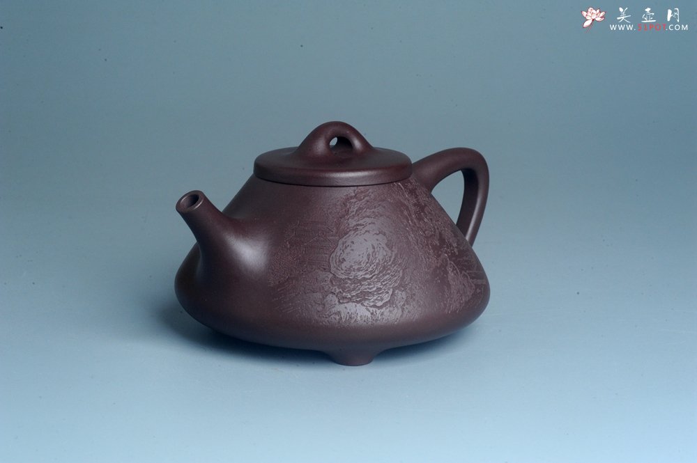 紫砂壶图片：实力派助工周斌 优质底槽青全手工精工 子冶石瓢壶 张听钢精刻山水 青山似欲留人住  香茗何妨为客尝 - 宜兴紫砂壶网