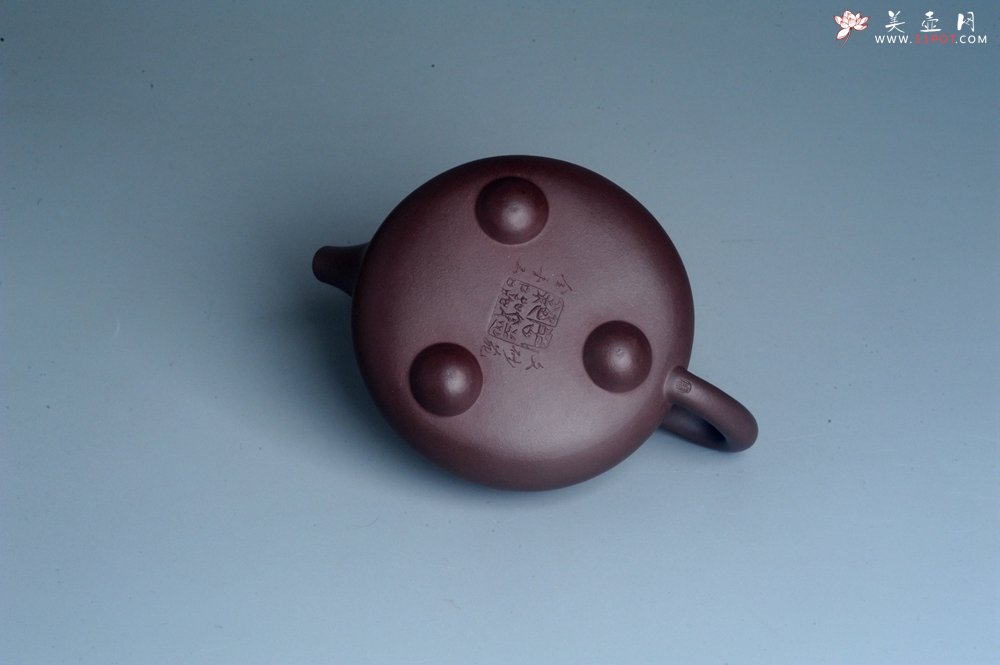 紫砂壶图片：实力派工艺师周斌 优质底槽青全手工精工 满瓢壶 张听钢装饰山水  知足是人生一乐 无为得天地自然 - 宜兴紫砂壶网