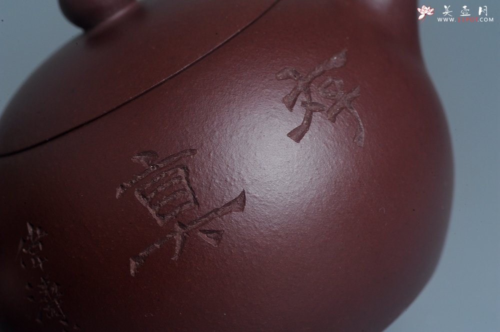 紫砂壶图片：实力派工艺师周斌优质底槽青全手工精工西施茶壶 实力名家刘伟涛装饰 有钱真好 - 宜兴紫砂壶网