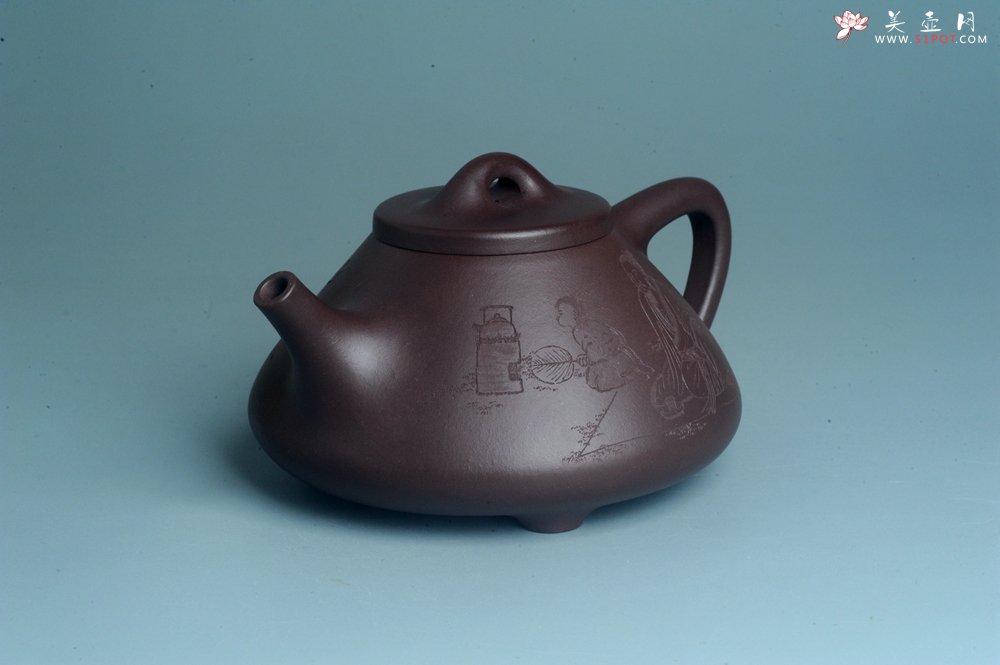 紫砂壶图片：实力派工艺师周斌 优质底槽青全手工精工 子冶石瓢壶 张听钢装饰人物 平生衣食随缘好 过得清闲便是仙 - 宜兴紫砂壶网