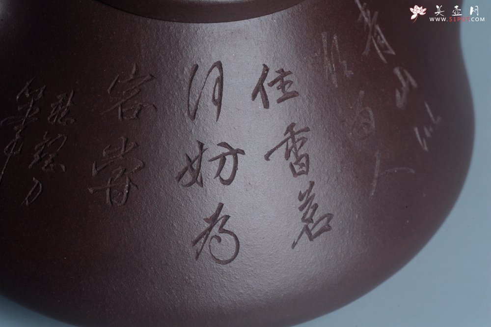 紫砂壶图片：实力派助工周斌 优质底槽青全手工精工 子冶石瓢壶 张听钢精刻山水 青山似欲留人住  香茗何妨为客尝 - 宜兴紫砂壶网