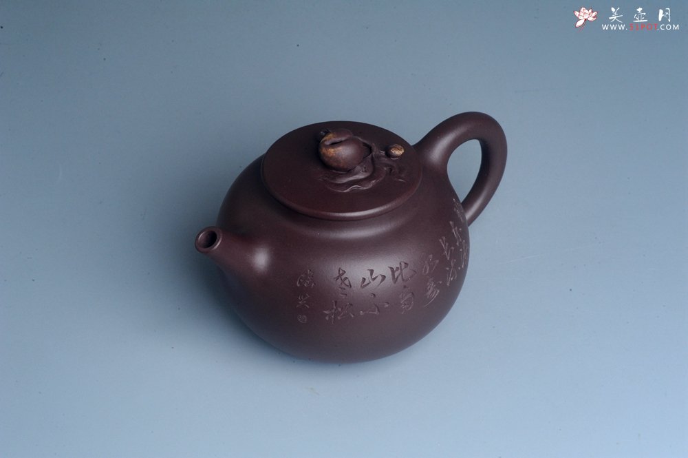 紫砂壶图片：实力派工艺师周斌 优质底槽清全手工精工 原创寿桃壶 陶兴双刀装饰 福如东海长流水 寿比南山不老松 特 - 宜兴紫砂壶网