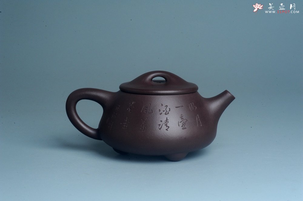 紫砂壶图片：实力派工艺师周斌 优质底槽青全手工精工 满瓢壶 张听钢装饰人物 明月一壶酒 清风万卷书 - 宜兴紫砂壶网
