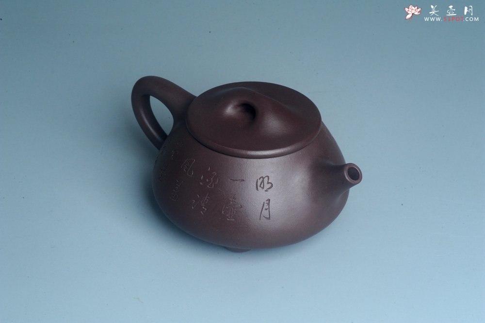 紫砂壶图片：实力派工艺师周斌 优质底槽青全手工精工 满瓢壶 张听钢装饰人物 明月一壶酒 清风万卷书 - 宜兴紫砂壶网