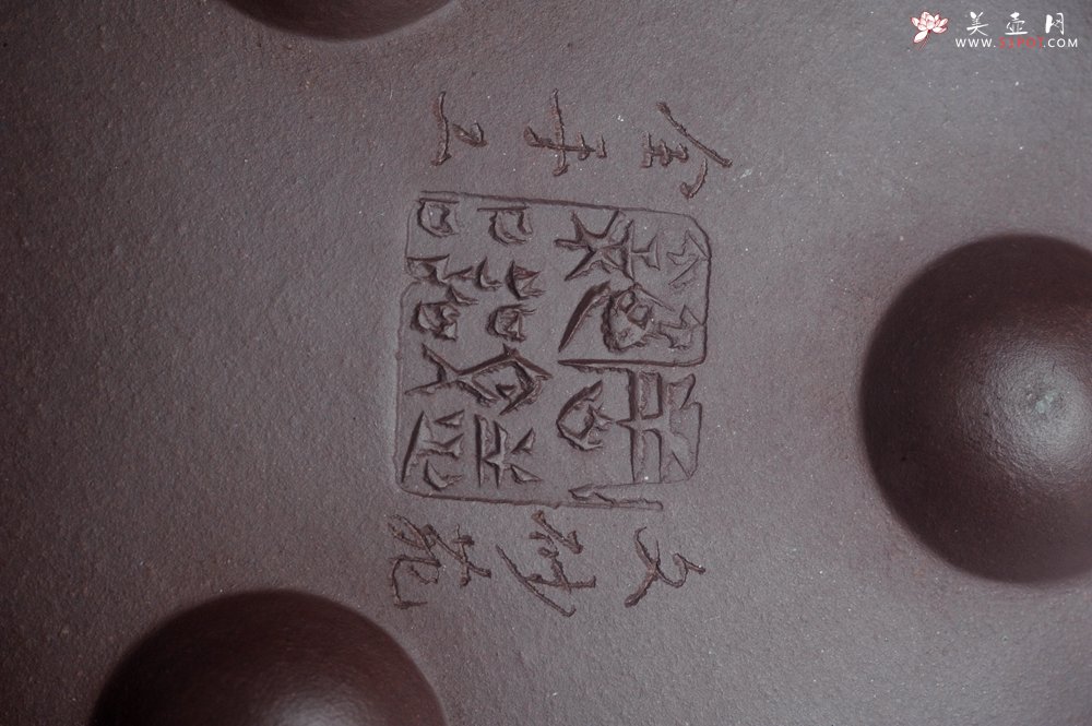 紫砂壶图片：实力派工艺师周斌 优质底槽青全手工精工 满瓢壶 张听钢装饰山水  知足是人生一乐 无为得天地自然 - 宜兴紫砂壶网