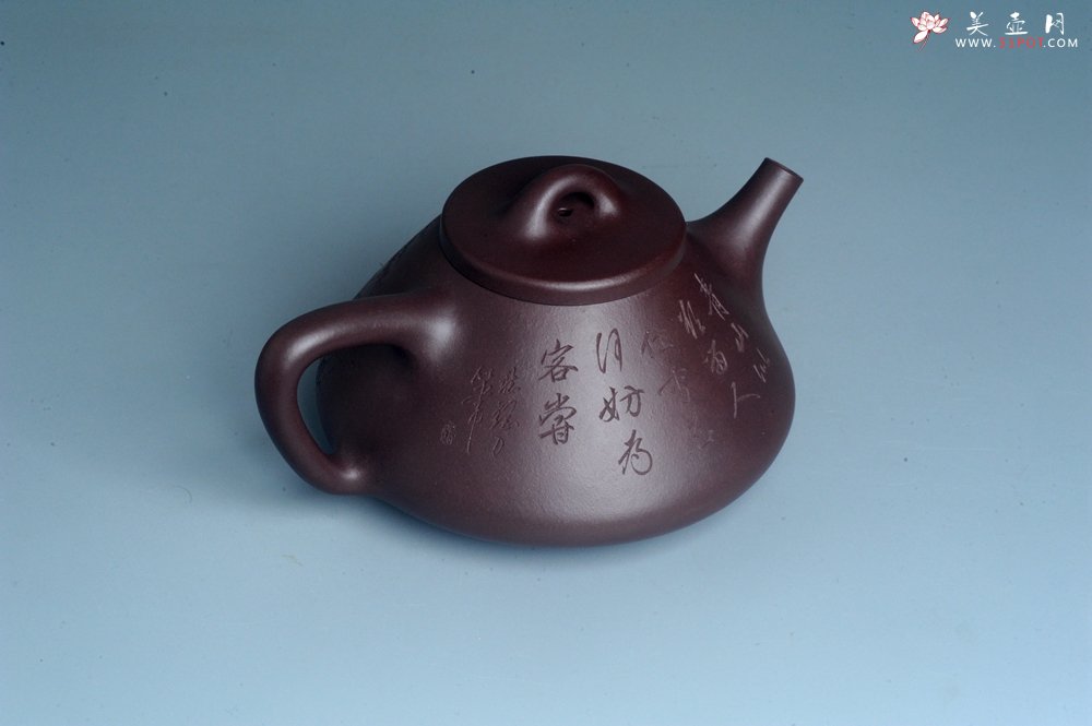 紫砂壶图片：实力派助工周斌 优质底槽青全手工精工 子冶石瓢壶 张听钢精刻山水 青山似欲留人住  香茗何妨为客尝 - 宜兴紫砂壶网