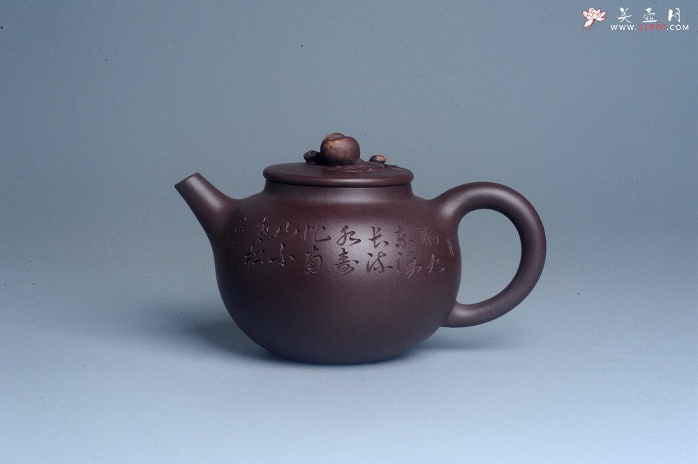紫砂壶图片：实力派工艺师周斌 优质底槽清全手工精工 原创寿桃壶 陶兴双刀装饰 福如东海长流水 寿比南山不老松 特 - 宜兴紫砂壶网