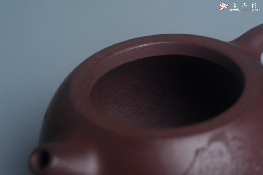 紫砂壶图片：实力派工艺师周斌优质底槽青全手工精工西施茶壶 实力名家刘伟涛装饰 有钱真好 - 宜兴紫砂壶网