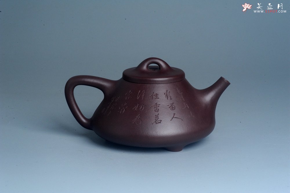 紫砂壶图片：实力派助工周斌 优质底槽青全手工精工 子冶石瓢壶 张听钢精刻山水 青山似欲留人住  香茗何妨为客尝 - 宜兴紫砂壶网