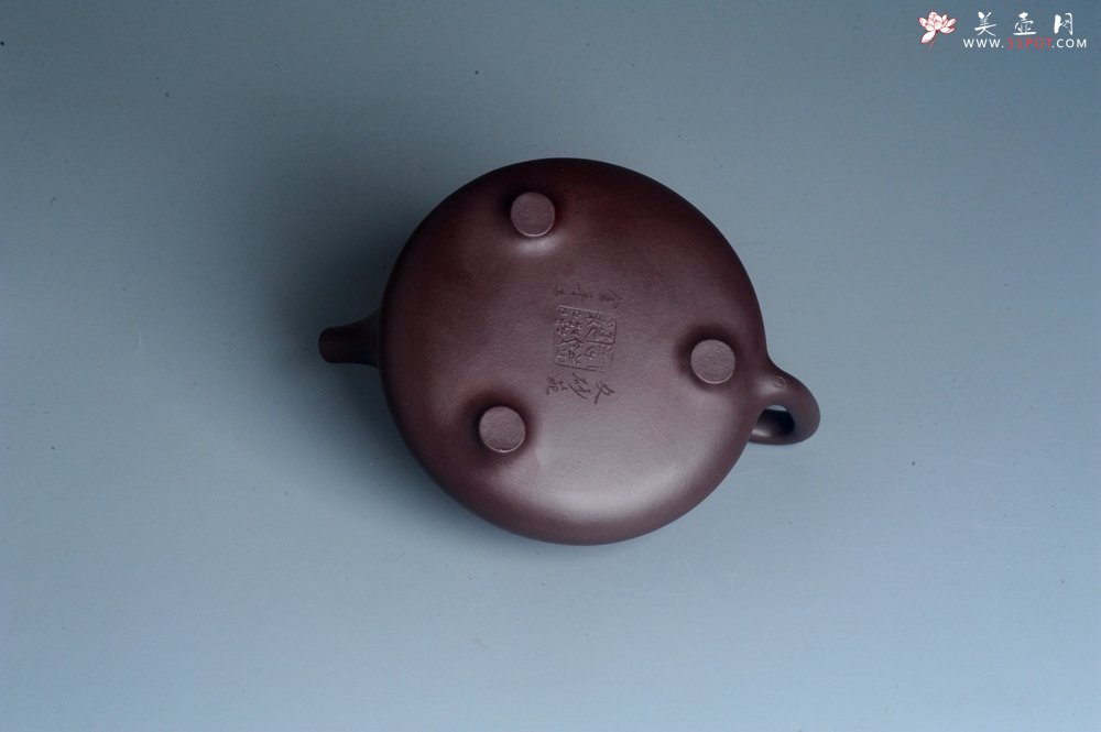 紫砂壶图片：实力派助工周斌 优质底槽青全手工精工 子冶石瓢壶 张听钢精刻山水 青山似欲留人住  香茗何妨为客尝 - 宜兴紫砂壶网