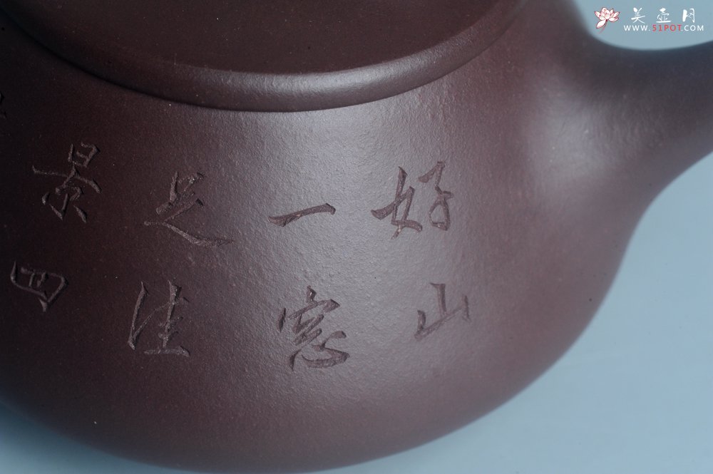 紫砂壶图片：实力派工艺师周斌 优质底槽青全手工精工 满瓢壶 张听钢装饰山水 好山一窗足 佳景四时宜 - 宜兴紫砂壶网